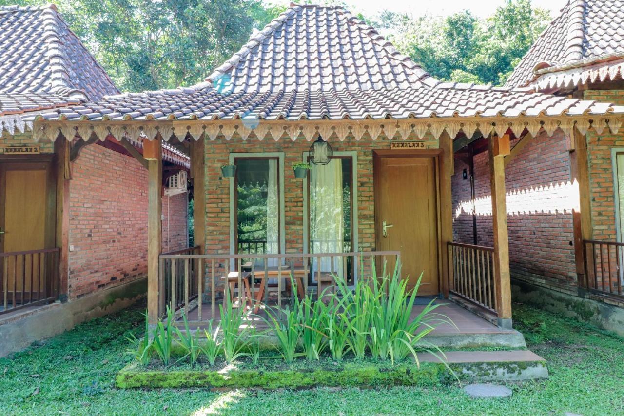Balkondes Kenalan Hotel Magelang Exterior foto